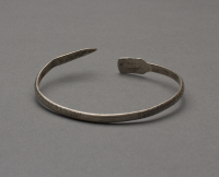 Tlingit%20artist%2C%20%3Cb%3E%3Ci%3E%20Bracelet%3C%2Fi%3E%3C%2Fb%3E%2C%201850%2F1880%2C%20silver%2C%20Museum%20Purchase%3A%20Indian%20Collection%20Subscription%20Fund%2C%20Rasmussen%20Collection%20of%20Northwest%20Coast%20Indian%20Art%2C%20no%20known%20copyright%20restrictions%2C%2048.3.200